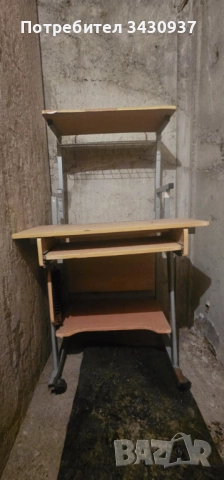 Компютърна маса с дървени повърхности и метален скелет, снимка 4 - Маси - 52413302