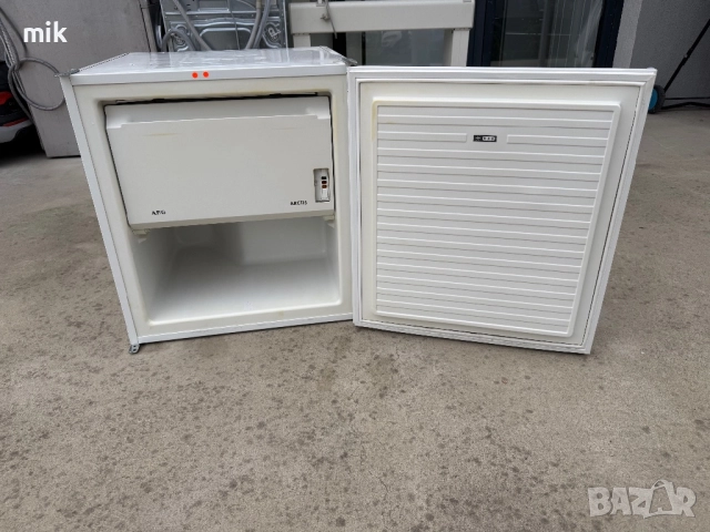 Малък мини фризер AEG 60см, снимка 4 - Фризери - 52663126
