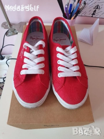 Червени кецове на Пепе Джинс