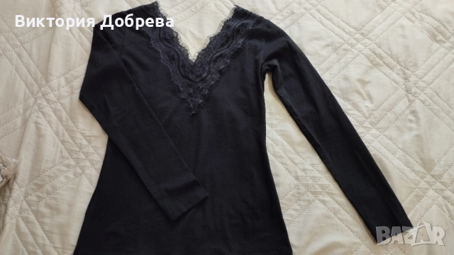 Черна нова блуза с V-образно деколте, S размер, снимка 2 - Блузи с дълъг ръкав и пуловери - 52319049