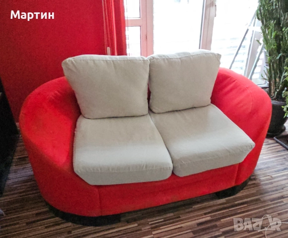 Страстно червен диван