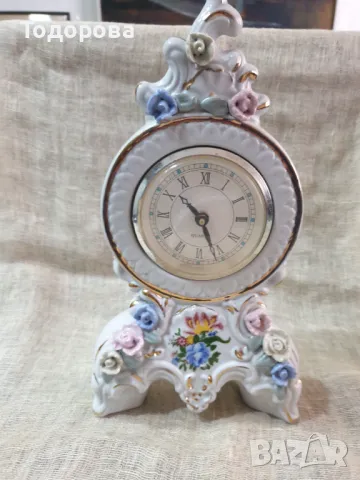Процеланов настолен часовник