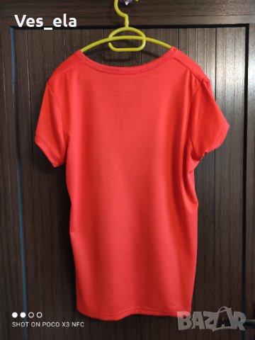 Червена тениска с остро деколте и цветна щампа Rock Queen размер S  , снимка 3 - Тениски - 31915077