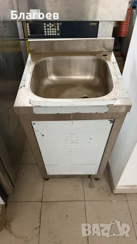Безконтактна мивка с педален механизъм