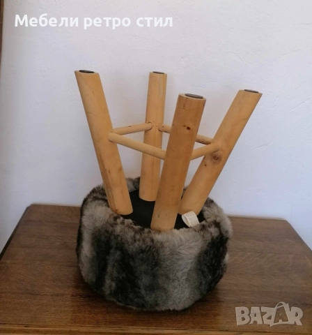 Малка, уютна табуретка  с мека, пухкава седалка с дървени крака в нюанси на сиво и кафяво. , снимка 5 - Дивани и мека мебел - 52234645