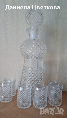 Комплект от два вида кристални чаши с кана 