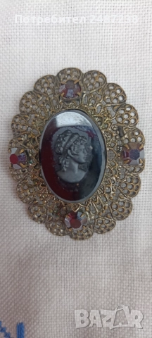 Стара брошка с камея