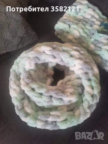 Ръчно плетен пухкав шал