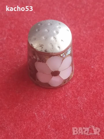 Старинен напръсник със седеф.