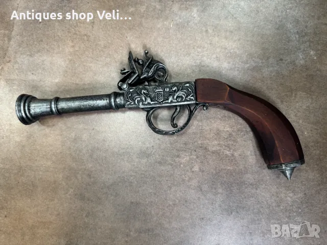 Чифт декоративни пищови №6958 Чифт кремъчни пистолети изработени от метал с дървен приклад. Механизм, снимка 5 - Други ценни предмети - 50419836