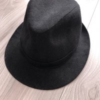 Черна дамска шапка, снимка 1 - Шапки - 35501667