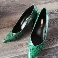 Обувки на ток в змийски принт , снимка 1 - Дамски обувки на ток - 30802173