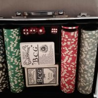 Стилно метално куфарче за покер с тесте карти, пулове, зарчета, много запазено!, снимка 1 - Други игри - 40650997