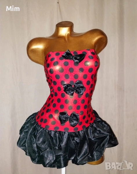 S Червена рокля на черни точки и прашка , снимка 1