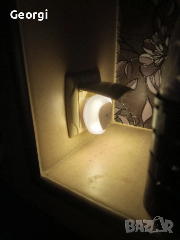 Лампа Мини за контакт, свети само когато е тъмно