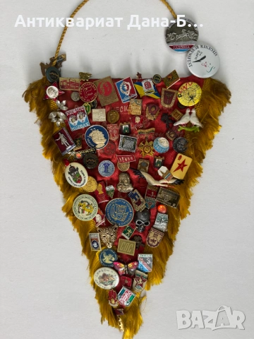 Ретро вимпел с богата колекция значки – История, Политика и Арт