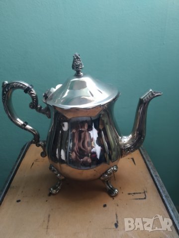постребрен метален чайник
