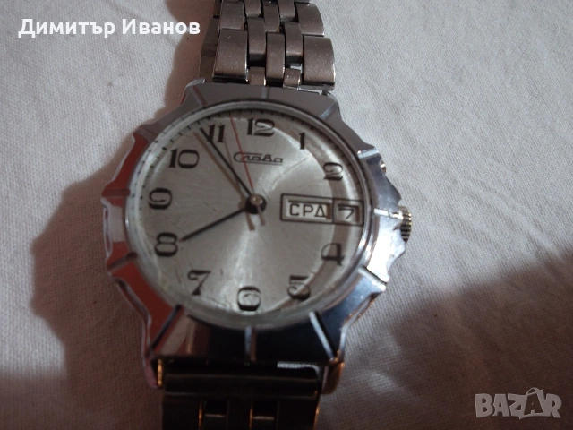 Слава с ден и дата - съветски механичен часовник, с ръчно навиване. В много добро състояние. 