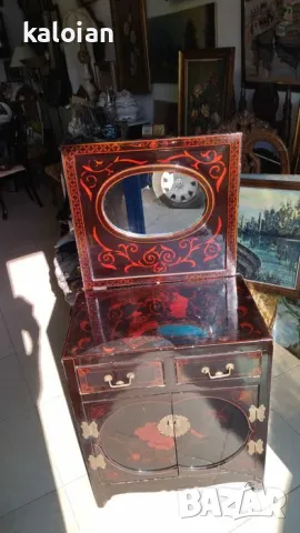 Уникална оригинална японска тоалетка с огледало. Доста е стара, но много запазена. Месингови дръжки , снимка 2 - Шкафове - 49778675