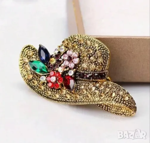 Красива елегантна брошка с многоцветни кристали от висок клас върху златиста шапка, снимка 2 - Други - 49186293