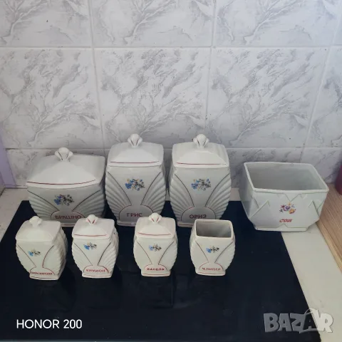 Непълен порцеланова сервиз за подправки. 