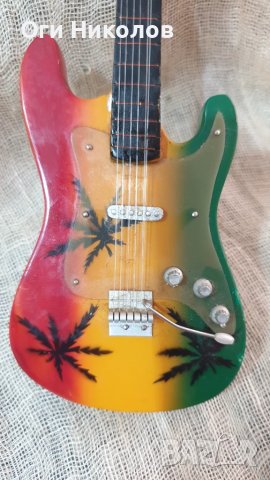 Малка сувенирна китарка, снимка 4 - Антикварни и старинни предмети - 50998204