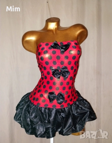 S Червена рокля на черни точки и прашка 