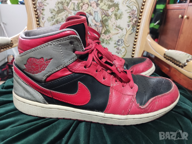 оригинални Nike Air Jordan 1 Mid Fire Red Cement, снимка 3 - Маратонки - 44736438