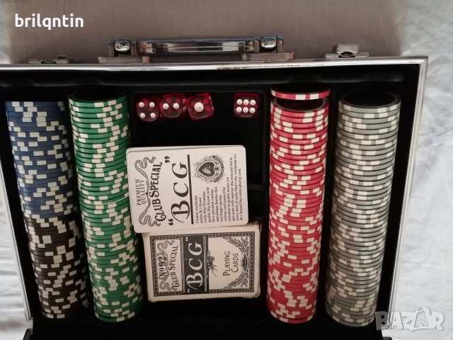 Стилно метално куфарче за покер с тесте карти, пулове, зарчета, много запазено!