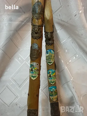 2 тиролски бастуна -и двата бастуна са почти пълни с типичните знаци ,значки ., снимка 3 - Други ценни предмети - 49646977