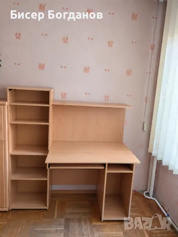 Продавам компютърно бюро с етажерка – 20 евро