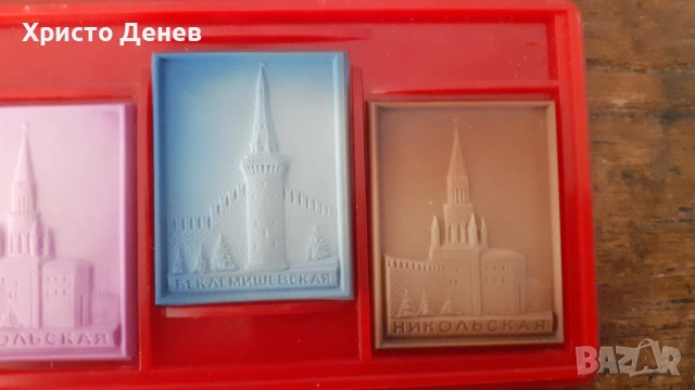 плакет комплект порцеланови плочки, антикварен от соца, в пластмасова кутия, снимка 2 - Антикварни и старинни предмети - 53356223