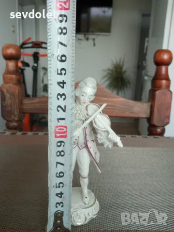 Стилна и красива с изработката си статуетка., снимка 5 - Антикварни и старинни предмети - 50116051