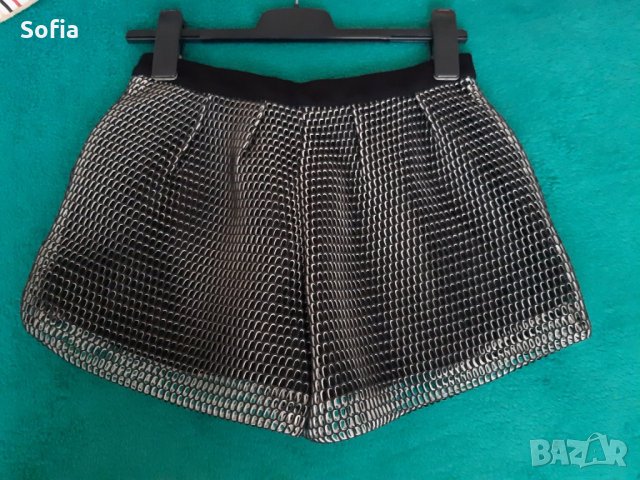 Бутик модел ефектни къси панталони изк.кожа с декоративни 3Д цветя бродерия, снимка 3 - Панталони - 31797583