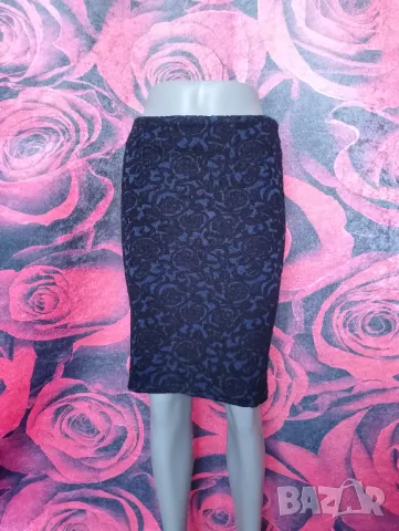 Тъмно синя релефна еластична пола на черни цветя М, снимка 1