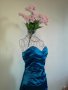 Синя сатенена рокля