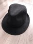 Черна дамска шапка, снимка 1 - Шапки - 35501667