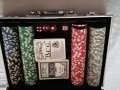 Стилно метално куфарче за покер с тесте карти, пулове, зарчета, много запазено!