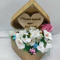 Сапунени цветя в дървена кутия сърце подарък за 8-ми Март , снимка 1 - Подаръци за жени - 35917120