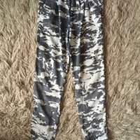 Pixel camo панталон Tally Weijl, снимка 1 - Панталони - 30326648