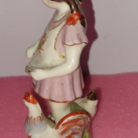 Стара порцеланова фигура-момиче с кокошки, снимка 2 - Антикварни и старинни предмети - 44638503