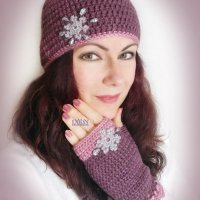 Ръчно плетени на една кука топла шапка и ръкавици с кристали, снимка 1 - Шапки - 42318321