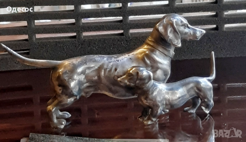 Старинна посребрена композиция от две фигури на дакели, снимка 1