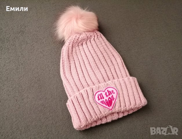 Дамска зимна плетена шапка с помпон и бродерия сърце с надпис "in the mood" в розов цвят , снимка 4 - Шапки - 42473861