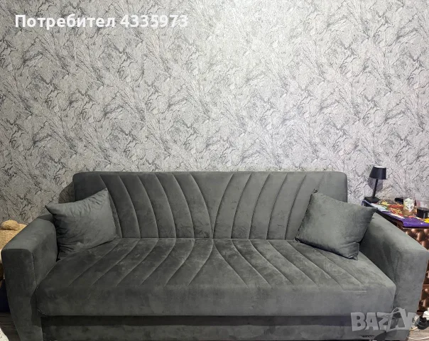 Диван с две възглавници