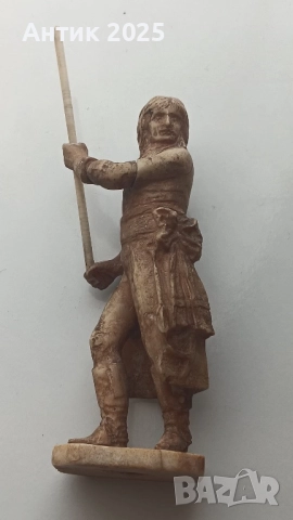 Френски революционер с флаг — резбована фигурка от кост, Франция, края на XVIII век