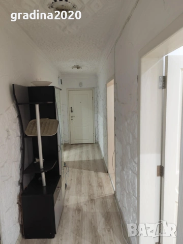 апартамент – 100 кв.м с голям хол, килер, таванска стая 13кв , маза и 2 дворни места, 125 000 €, снимка 4 - Разсади - 53125303