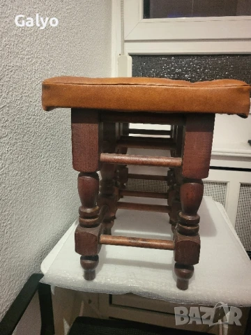 Стари антични табуретки изработени от естествена кожа и масивно дърво, снимка 2 - Столове - 50499998