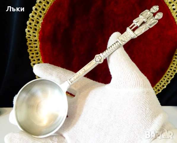 Калаена лъжица за калаена сватба с фигури на съпрузи,ангел,щъркел. 