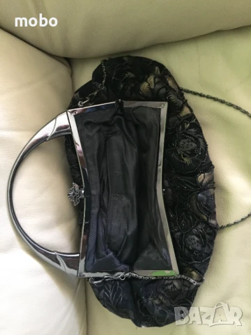 Изискана  нова малка чанта в черно с бежови релефни рози, инкростирани със сенци ,и дълга дръжка – т, снимка 2 - Чанти - 51294200